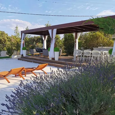 Modern With Private Heated Pool And Lounge Area For A Relaxing - Four Bedroom Vinisce