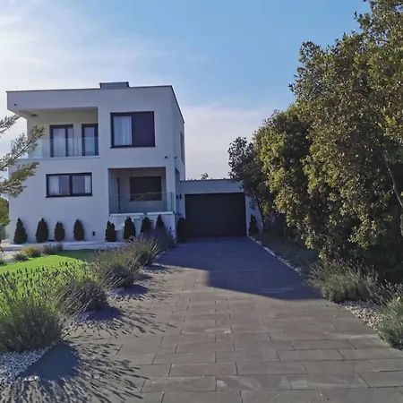 Modern With Private Heated Pool And Lounge Area For A Relaxing - Four Bedroom