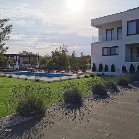 Modern With Private Heated Pool And Lounge Area For A Relaxing - Four Bedroom Vinisce