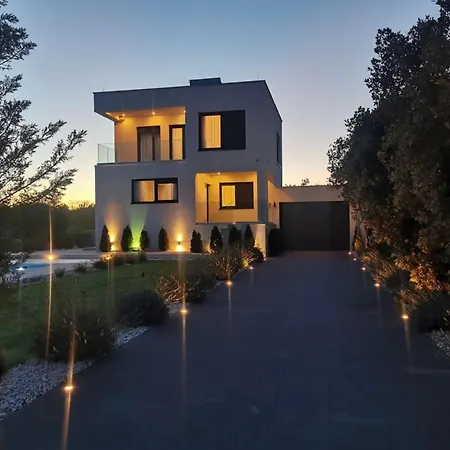 Modern With Private Heated Pool And Lounge Area For A Relaxing - Four Bedroom Villa