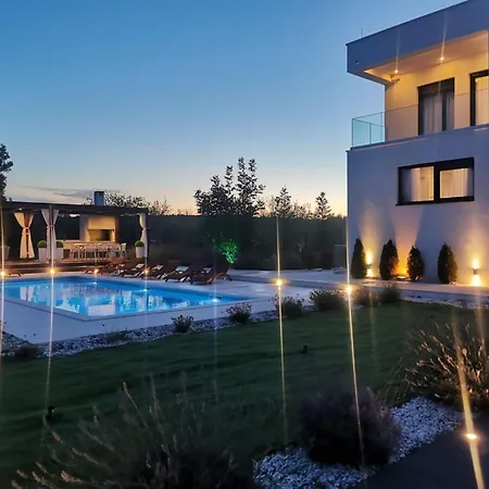 Modern With Private Heated Pool And Lounge Area For A Relaxing - Four Bedroom * Vinisce
